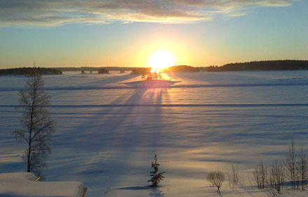 Talvinen auringon nousu Lapin erämaassa. Kuva Marina von Weissenberg.