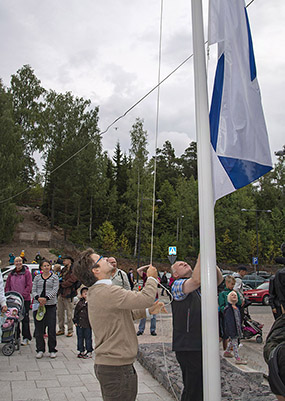 Ministeri Ville Niinist nostaa lipun salkoon